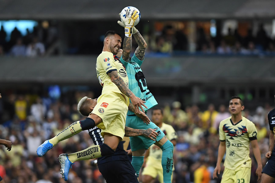 Emanuel Aguilera se animó a agregarse al ataque. (Foto: Mexsport)