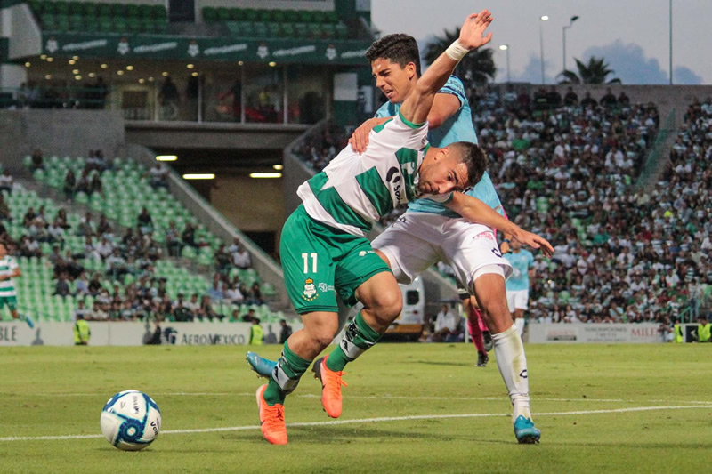 Fernando Gorriarán y Kevin Alvarez disputan el esférico. (Foto: Imago7)
