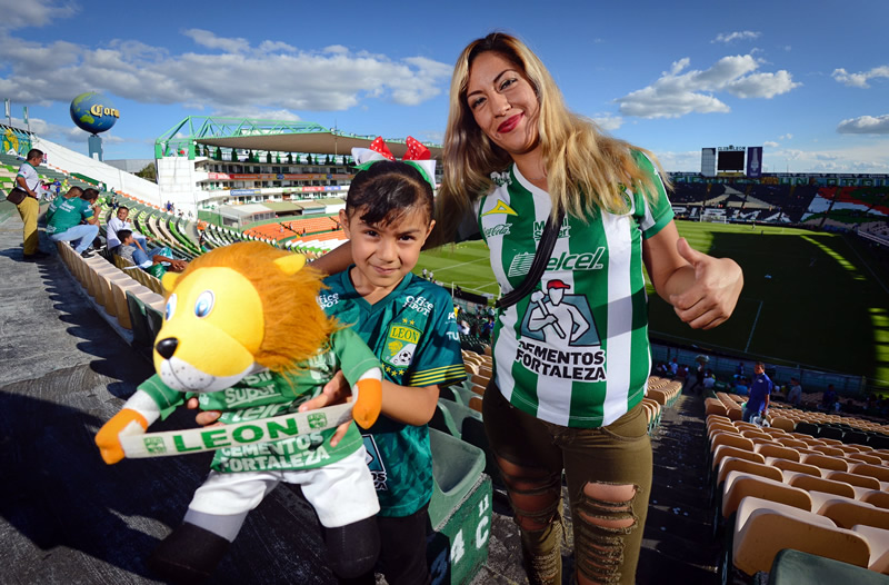 La foto del recuerdo para este par de aficionadas. (Foto: Imago7)