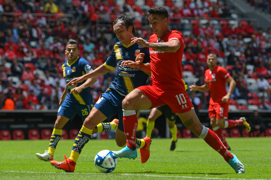 Rigonato y Martínez disputan el balón. (Fotos: Mexsport e Imago 7)