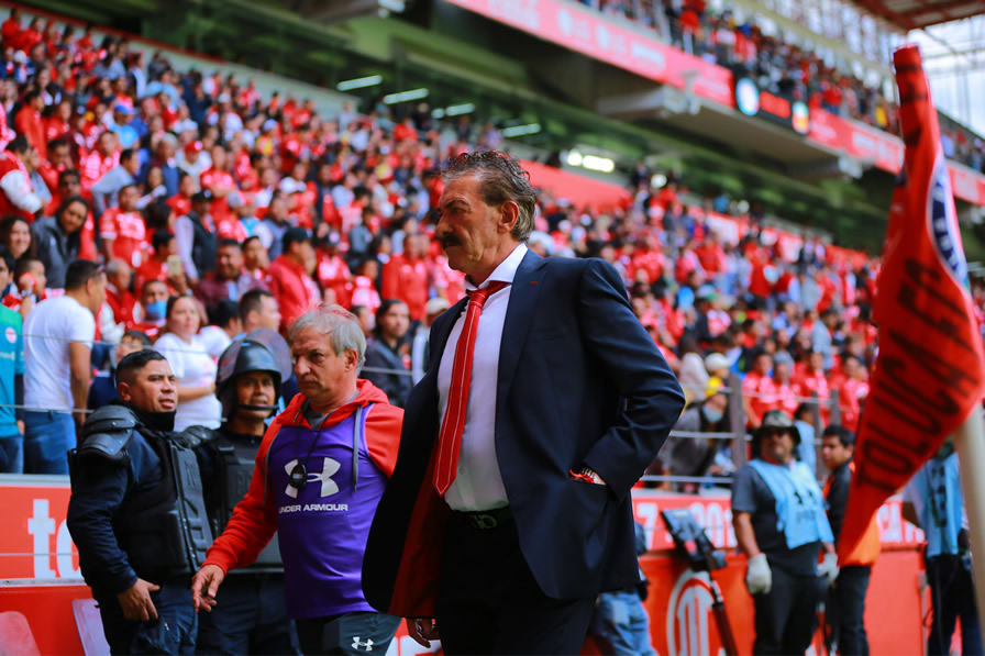 La Volpe tiene la soga al cuello. (Fotos: Mexsport e Imago 7)