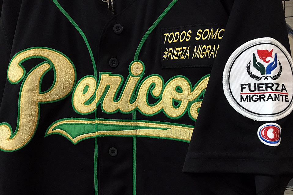Camisola Pericos de Puebla con Fuerza Migrante