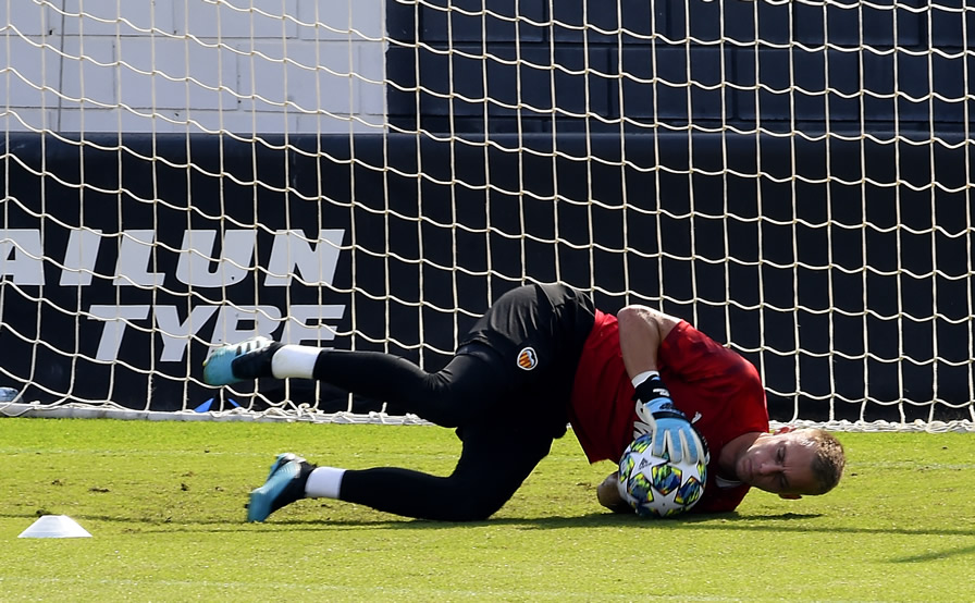 Jasper Cillessen: Valencia logró sacarlo del Barcelona. (Foto: AFP)