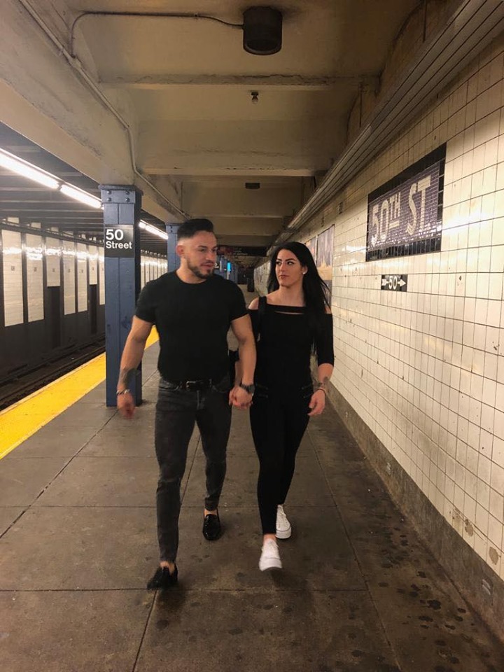 Tessa y Daga caminando por el metro de New York.