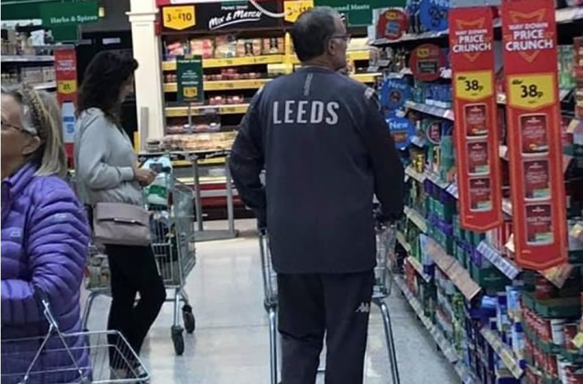 Marcelo Bielsa en otra de sus peculiaridades. Foto del Twitter de @DiarioOle