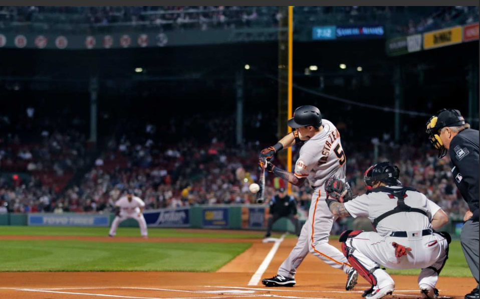 Mike Yastrzemski y la histórica foto de su primer cuadrangular en Grandes Ligas. (AP)
