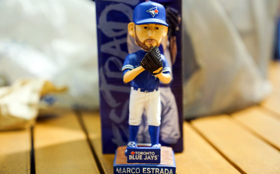 Durante su estancia en Toronto, Marco Estrada fue postrado en uno de los coleccionables de los Blue Jays.