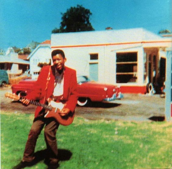Su primera guitarra la tuvo a los 14 años.