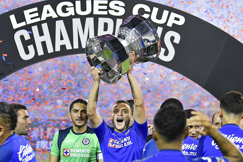 Un eufórico Cabecita alzó el trofeo. (Foto: Imago7)