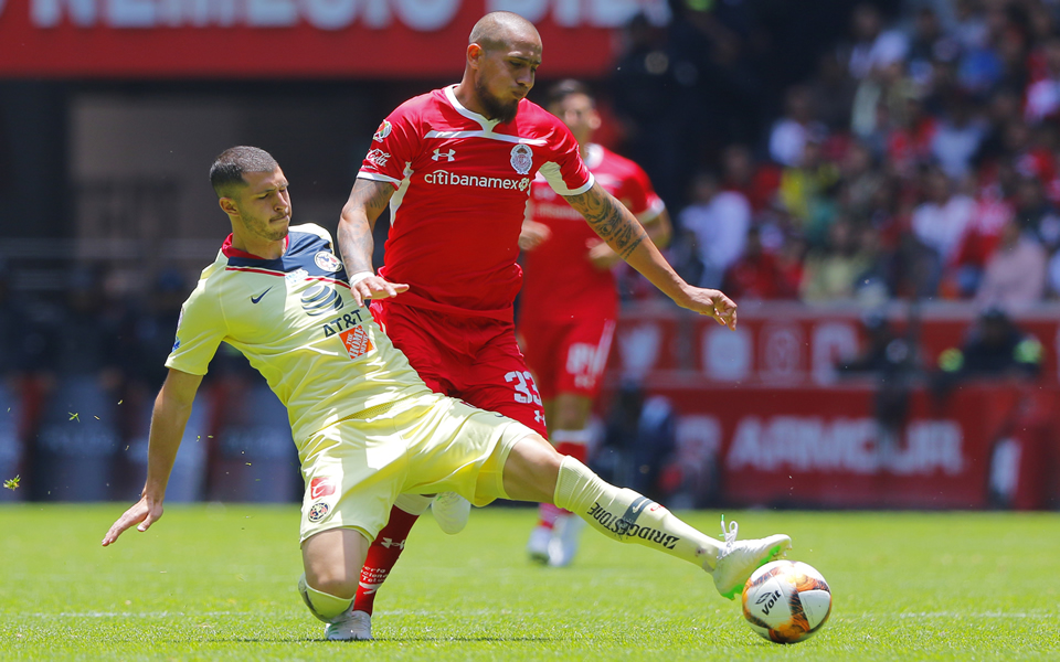 Jonatan Maidana disputa una pelota con Guido Rodríguez (IMAGO7)