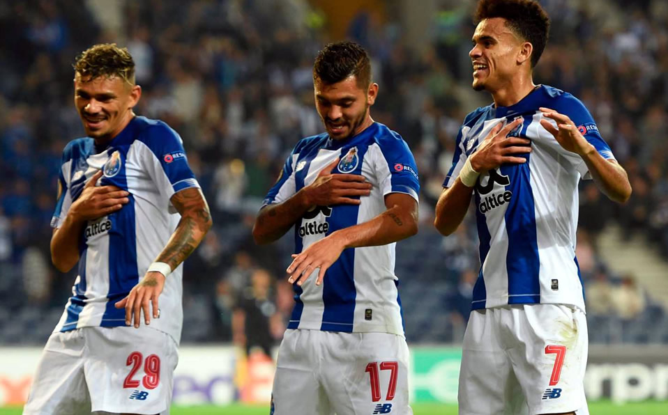 Tecatito celebra con sus compañeros del Porto tras el gol en Europa League. (AFP)