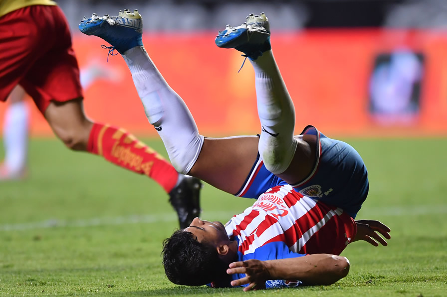 Alexis Vega se fue al suelo. (Fotos: Mexsport e Imago 7)