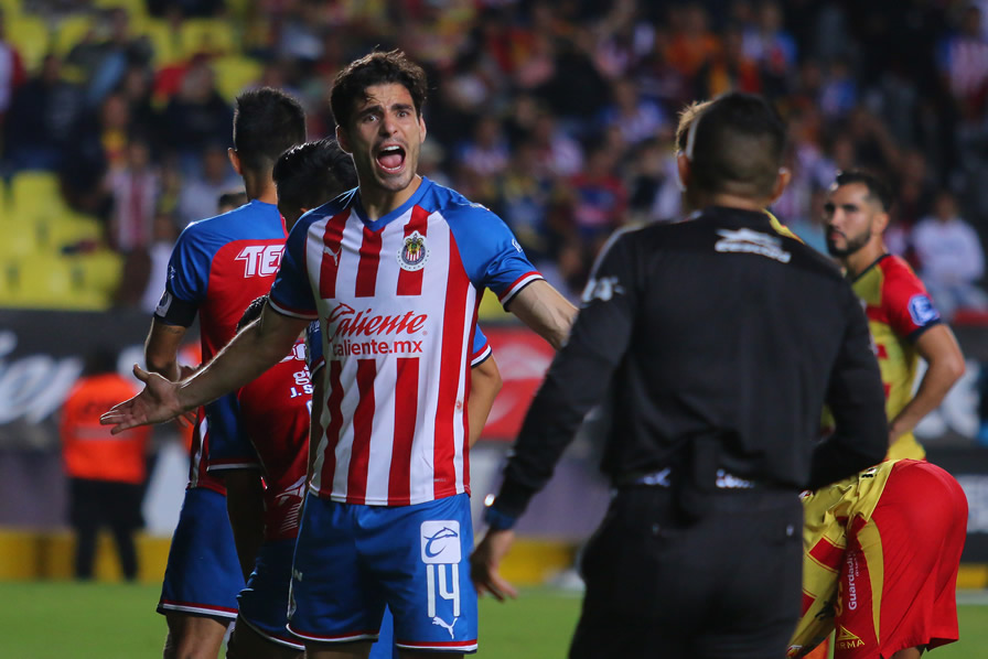 Antonio Briseño reclamó duro al árbitro. (Fotos: Mexsport e Imago 7)