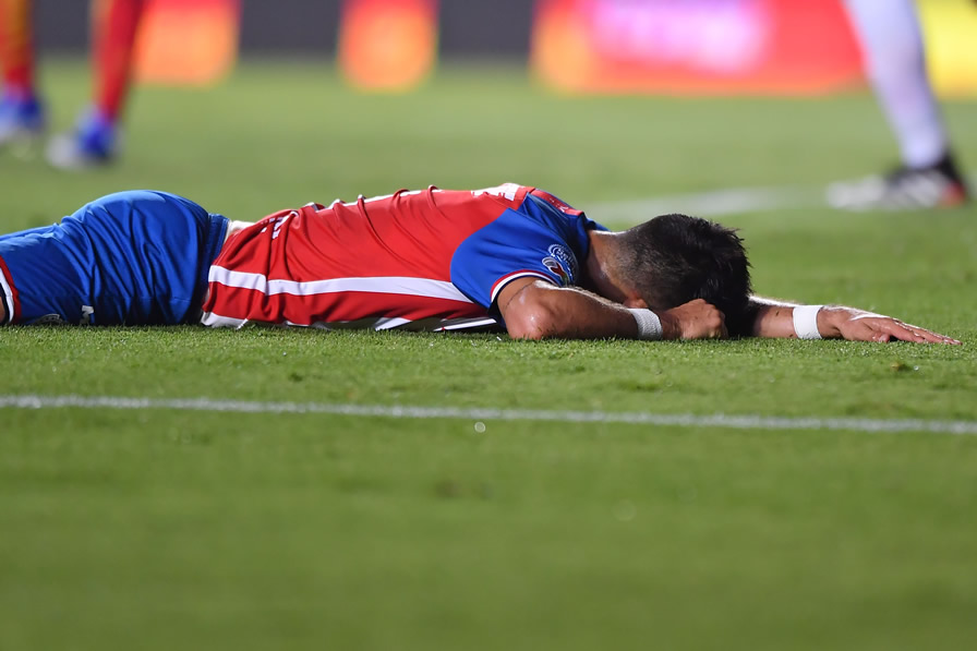 Jesús Molina también probó el césped. (Fotos: Mexsport e Imago 7)
