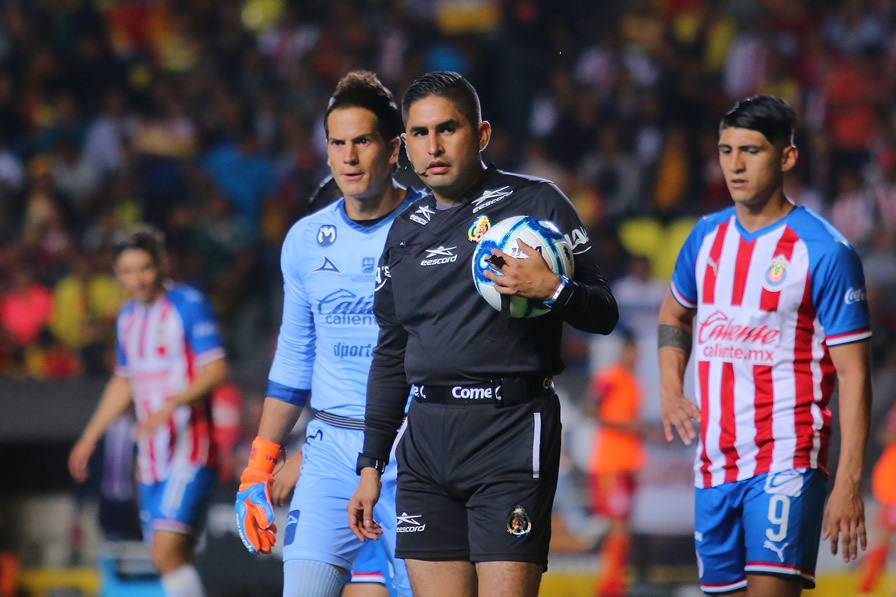 Óscar Mejía fue señalado por el plantel rojiblanco. (Fotos: Mexsport e Imago 7)