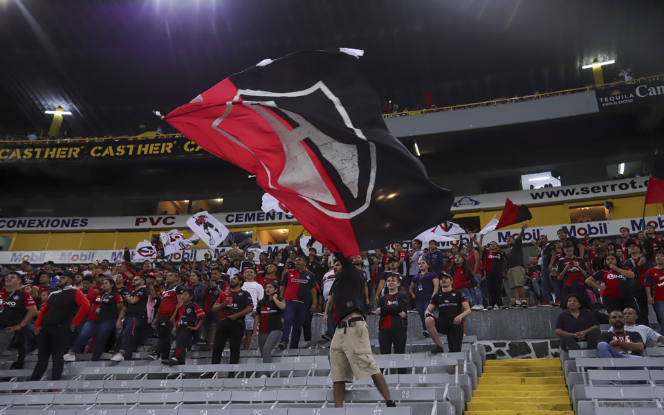Pese a la caída, la afición no paró de alentar (IMAGO7)
