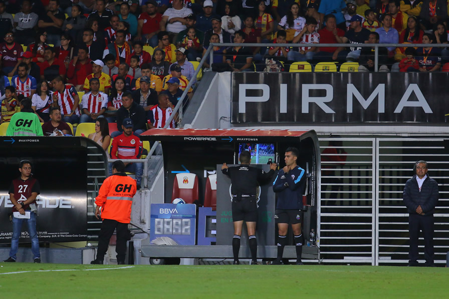 El VAR fue el actor principal en el Morelos. (Fotos: Mexsport e Imago 7)