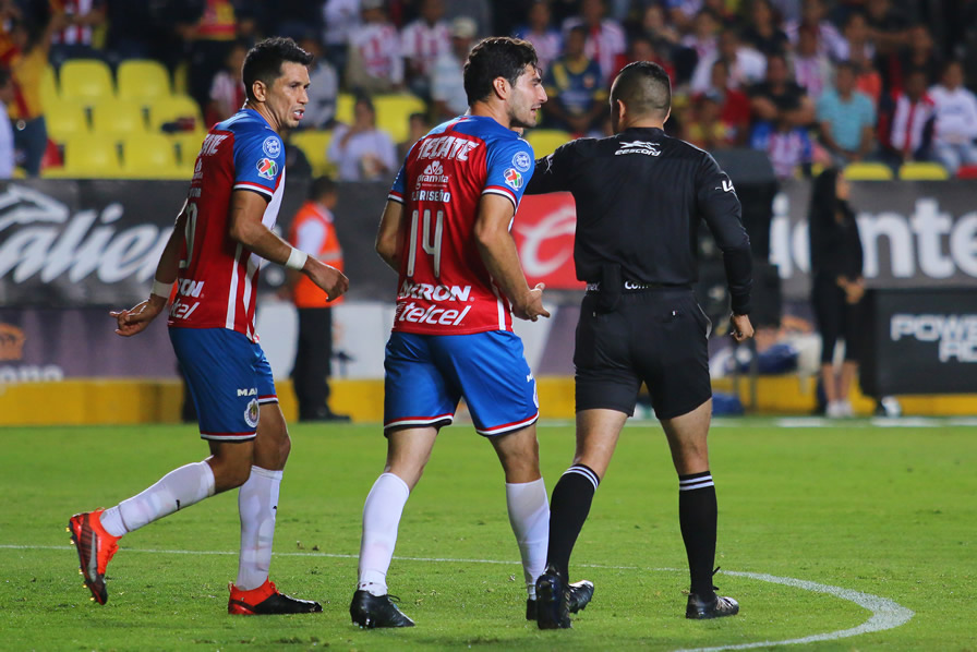 Antonio Briseño reclamó la mano a Óscar Mejía. (Foto: Imago 7)