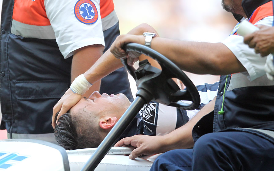 César Montes debió salir de cambio tras sufrir conmoción. (Foto: Imago 7)