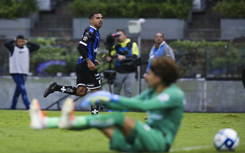 Escoboza celebra, Ochoa se lamenta (IMAGO7)