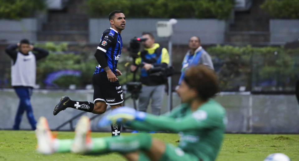 Escoboza celebra, Ochoa se lamenta (IMAGO7)