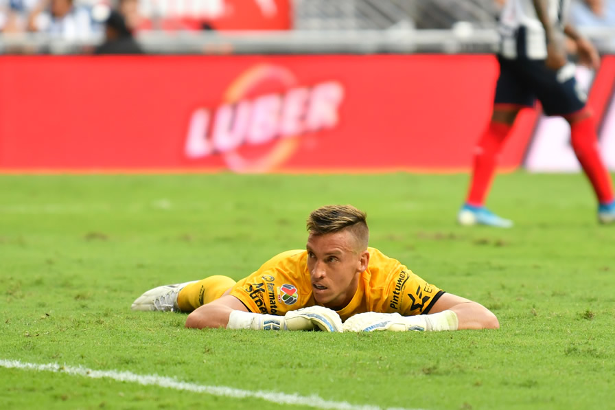 La impotencia de Vikolnis tras el 3-2. (Foto: Imago 7)