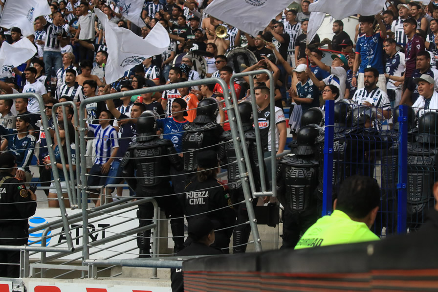 La policía sufrió para contener a la barra de Rayados. (Foto: Imago 7)