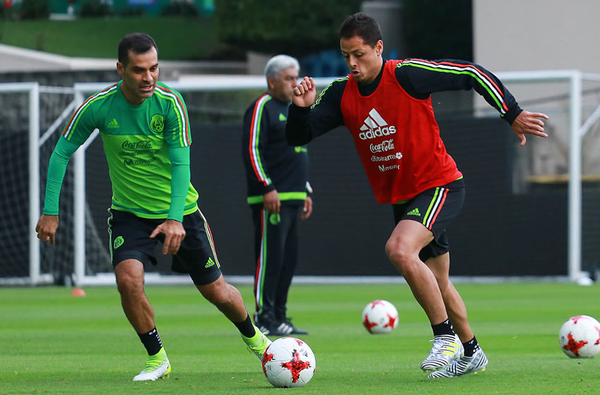 Rafa y Chicharito compartieron bastantes momentos en el Tri. Foto: Imago7