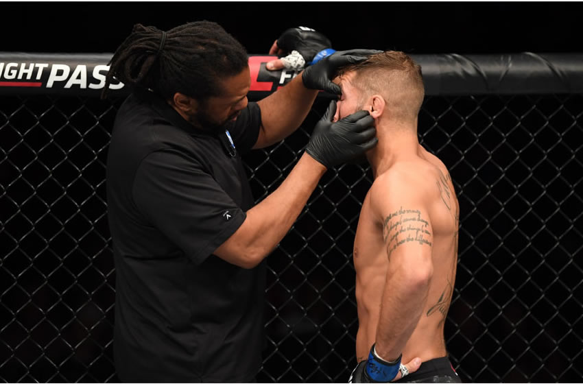 El rival del Pantera es atendido por un piquete de ojo. (UFC)