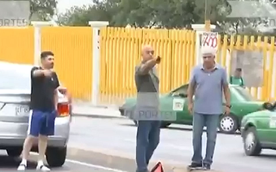 Se puede ver a Ferretti discutiendo con el conductor afectado. (Multimedios)