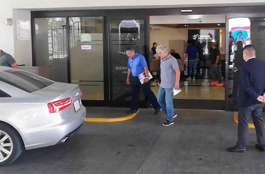 Tuca, al momento de salir del hospital. Foto: MT