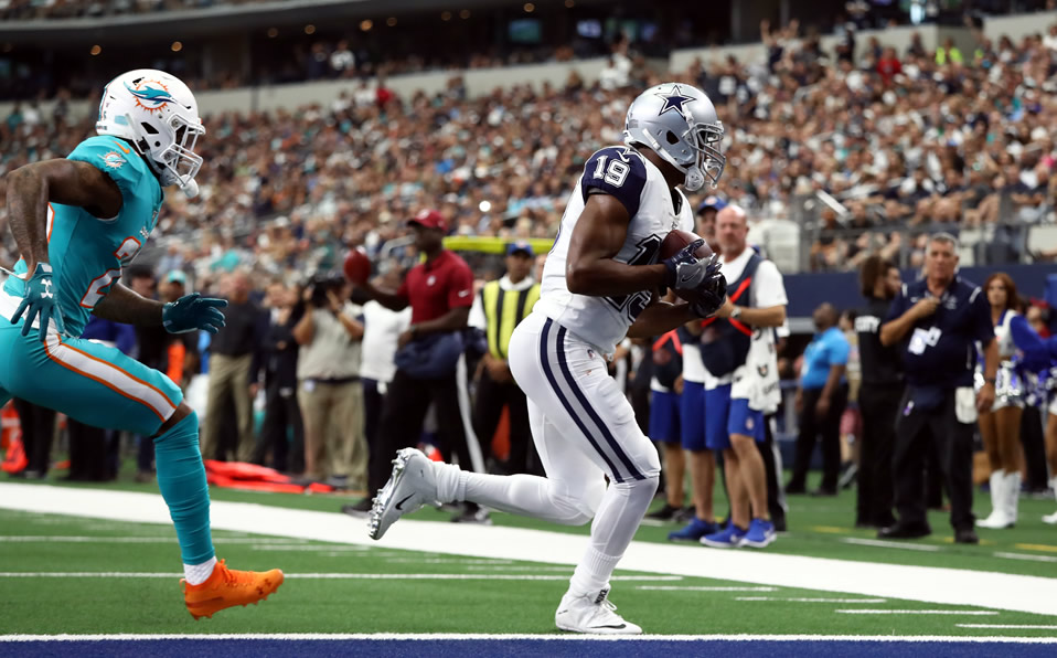 Amari Cooper tuve dos recepciones de TD con Cowboys ante Dolphins. (AFP)