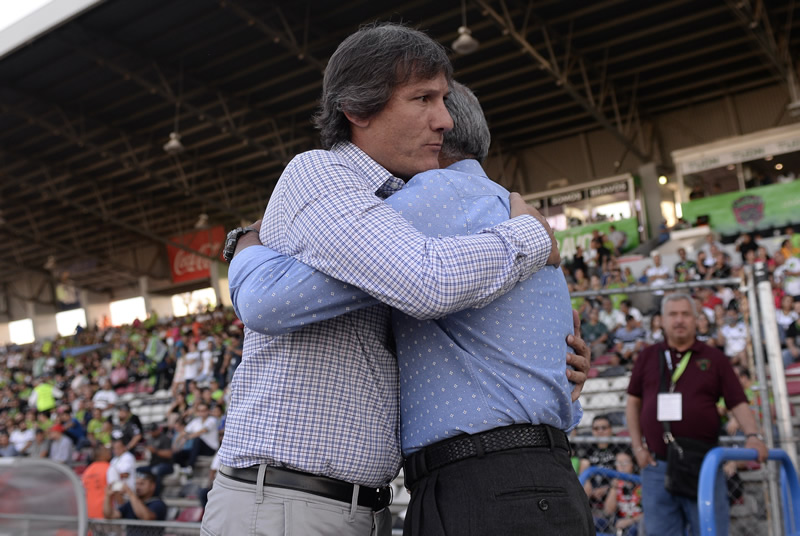 Enrique López Zarza fue a saludar a Gabriel Caballero. (Foto: Imago7)