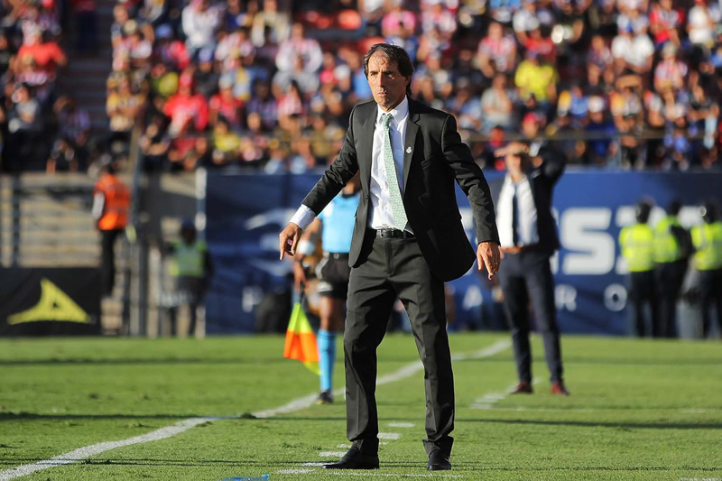 Jorge Almada vivió intensamente el partido. (Foto: Imago7)