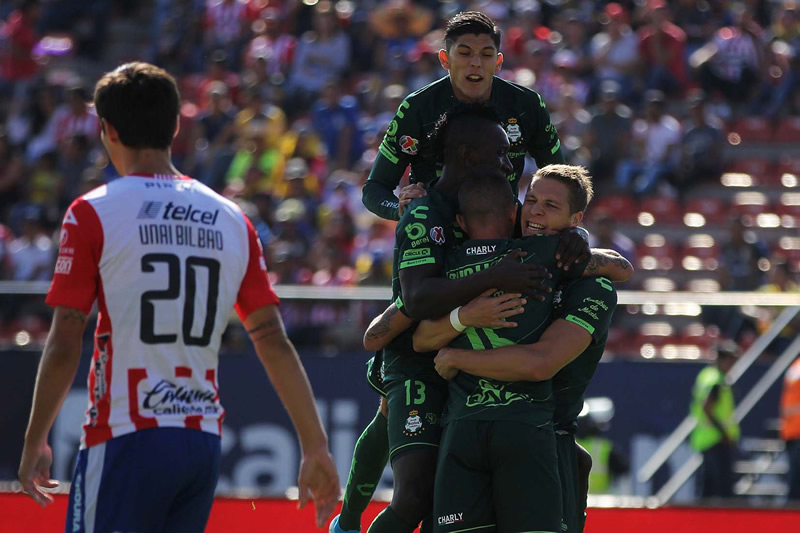 Los jugadores de Santos celebran en San Luis. (Foto: Imago7)