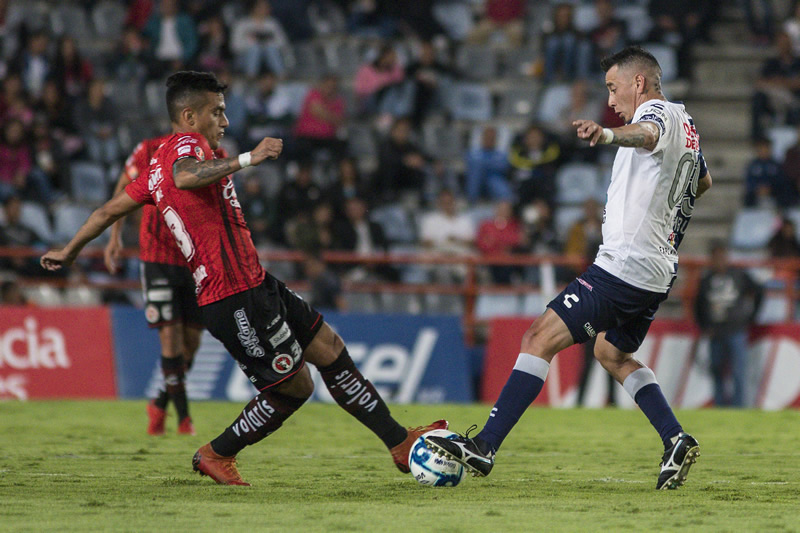 Leonel Miranda y Rubens Sambueza disputan el esférico. (Foto: Imago7)