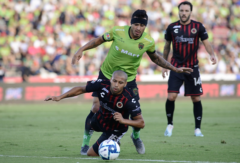 Lezcano terminó cometiendo falta en esta jugada. (Foto: Imago7)