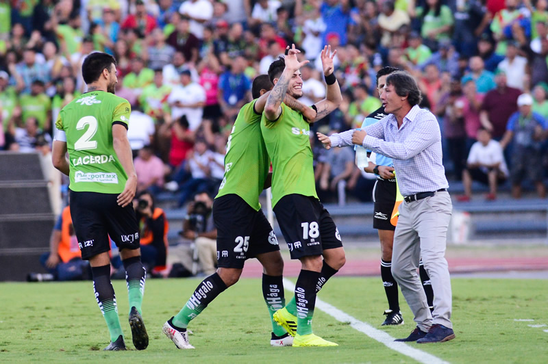 Sagal celebra con Gabriel Caballero el 2-0. (Foto: Imago7)