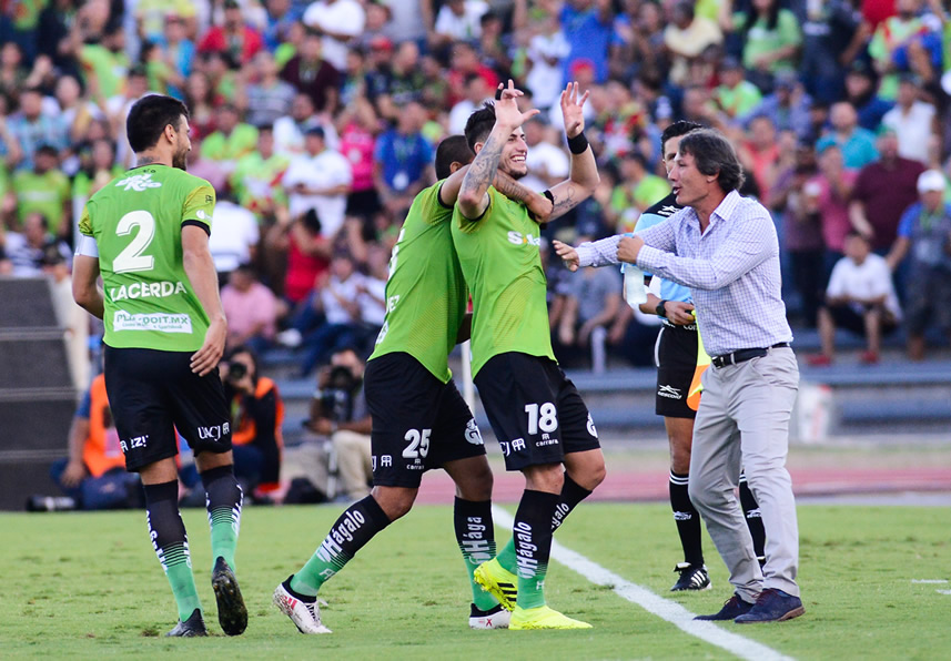 Sagal celebra el 2-0 con Gabriel Caballero. (Foto: Imago7)