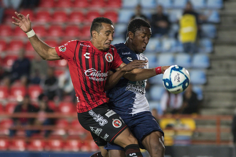 Sanvezzo disputa el esférico con Murillo. (Foto: Imago7)