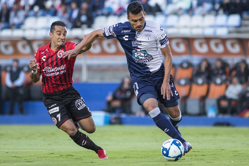 Sanvezzo trata de quitarle el balón a Cabral. (Foto: Imago7)
