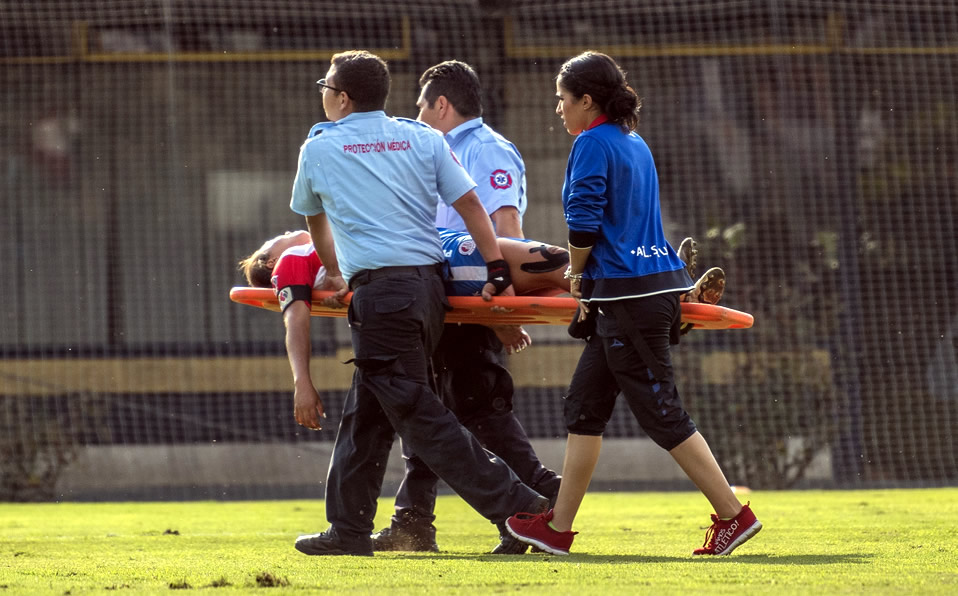 Ivonne Santillán, capitana del San Luis, fue sacada en camilla para su evaluación. (Mexsport)