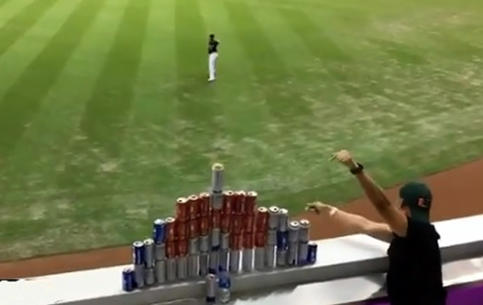 VIDEO: Espectacular tiro de jugador de Marlins a una pirámide de latas
