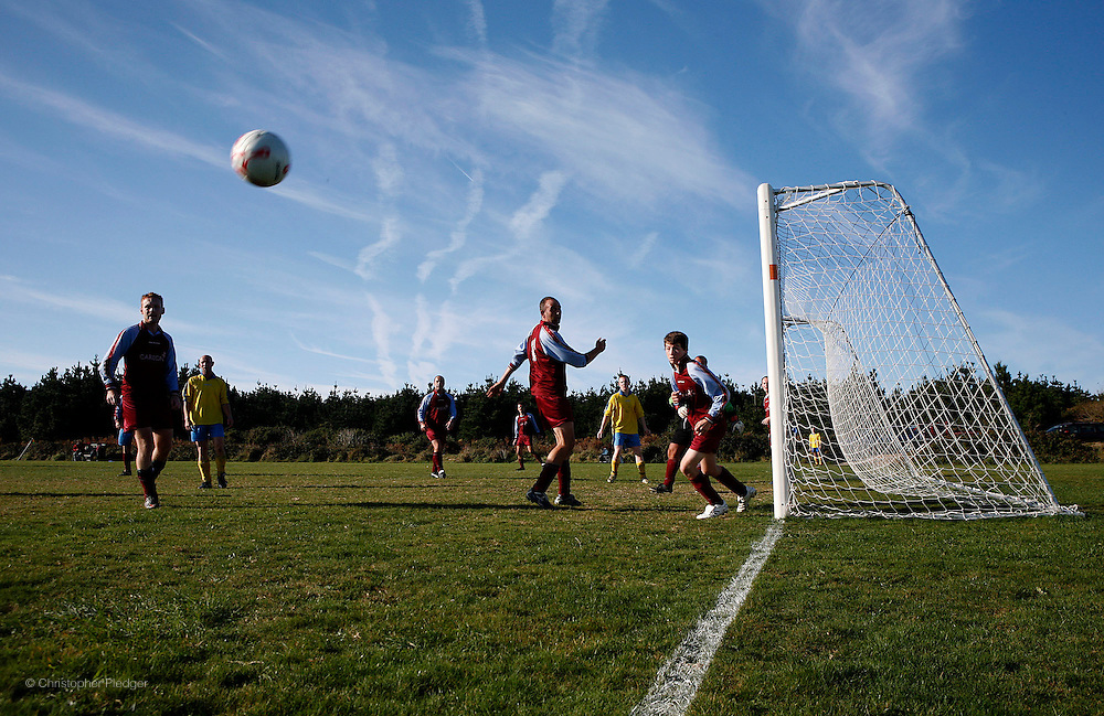 Woolpack Wanderers y Garrison Gunners, protagonistas de la liga de futbol más pequeña y peculiar del mundo. (Foto: Christopher Pledger)