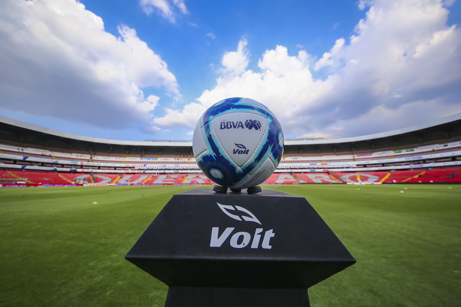 El balón esperando a los jugadores.