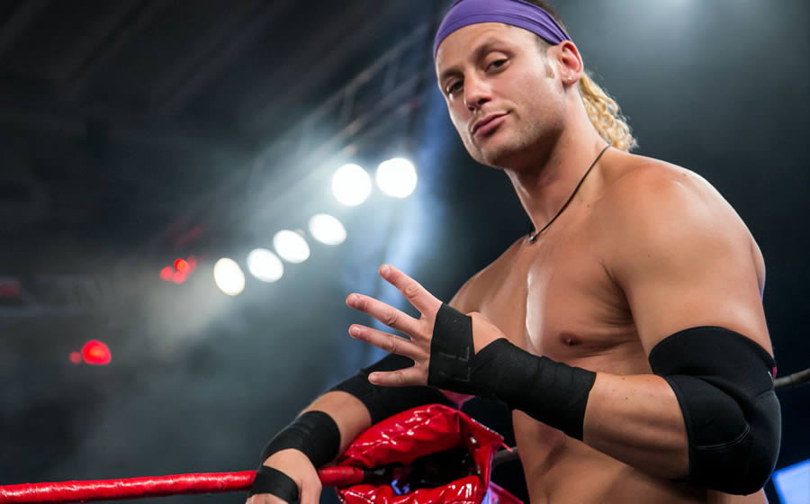 Matt Taven ante Bárbaro Cavernario y Rush (85) (Foto: ROH)