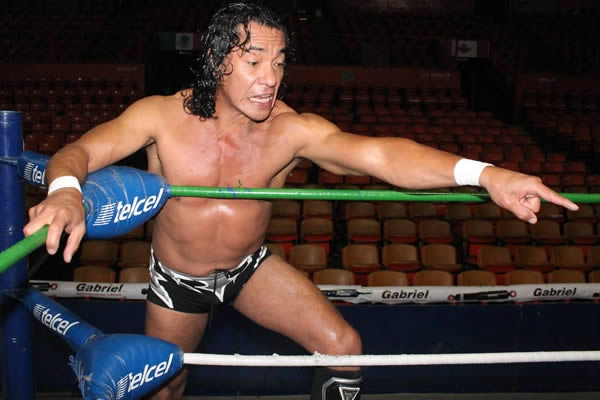 Negro Casas ante Hijo del Santo (64), Tarzan Boy (69) y Místico (76) (Foto: MT)