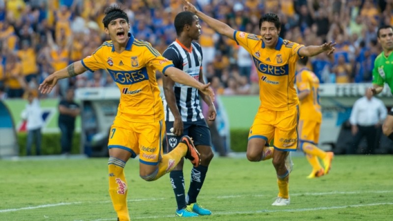 Alan Pulido, en sus tiempos con la camiseta de Tigres, tuvo la dicha de anotar en el Clásico Regiomontano.