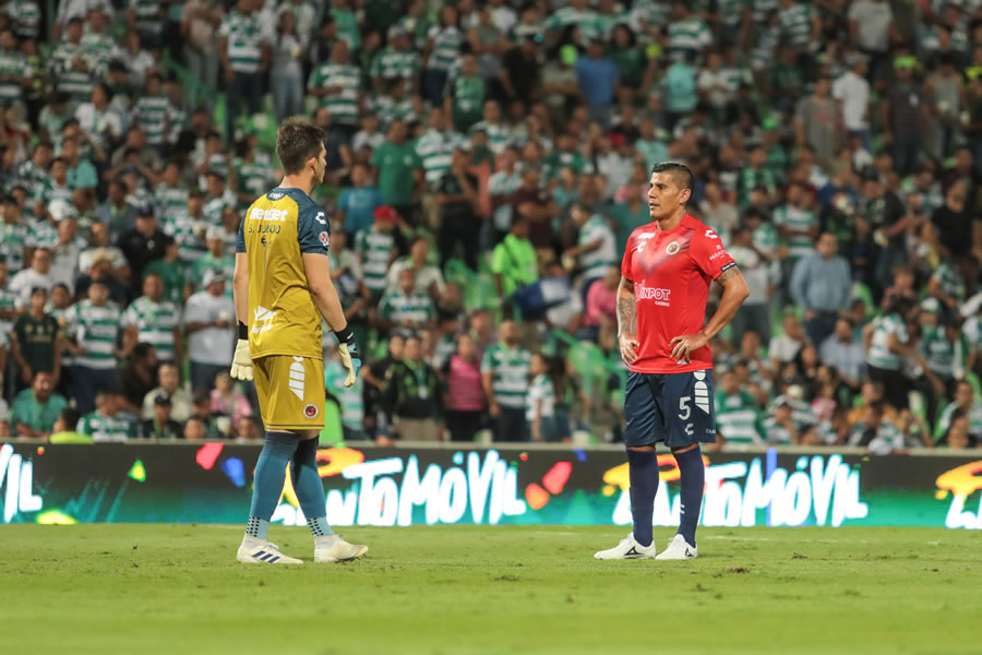 Un error de Salcido puso el 5-0 a favor de Santos. (Foto: Imago 7)