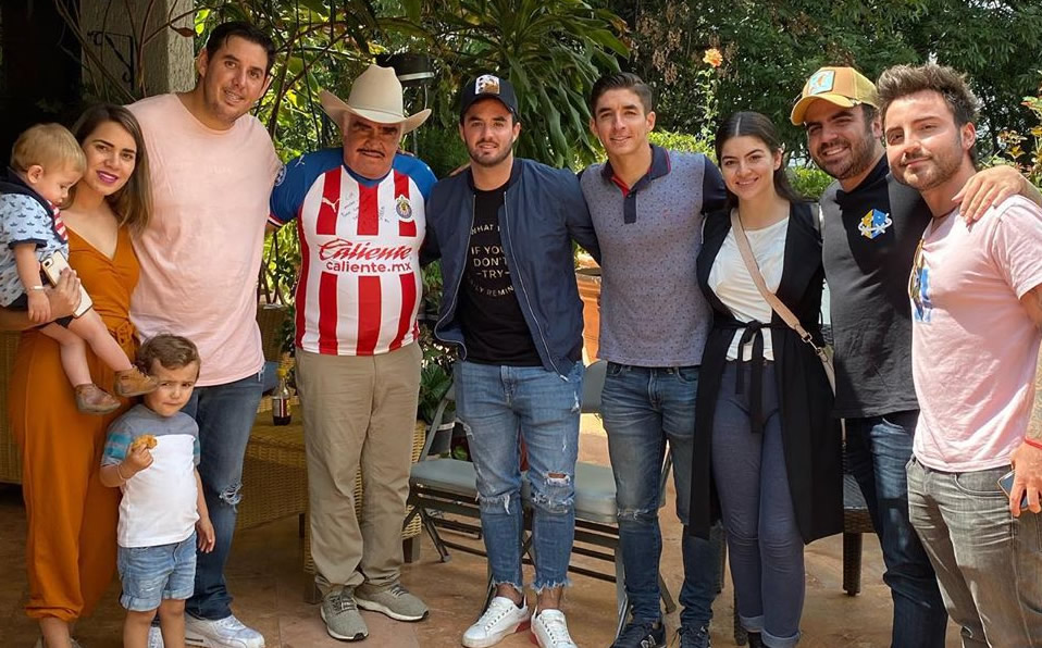 La foto del recuerdo entre Vicente Fernández, Isaac Brizuela y sus familiares. (@BrizuelaEdgar95)